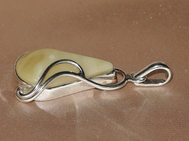 Jantarový přívěsek JP024AA Jantarový přívěsek JP024AA