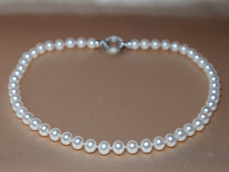 Náhrdelník z pravých bílých perel s elegantním uzávěrem NRSN8085AAAwA Náhrdelník z pravých bílých perel s elegantním uzávěrem NRSN8085AAAwA