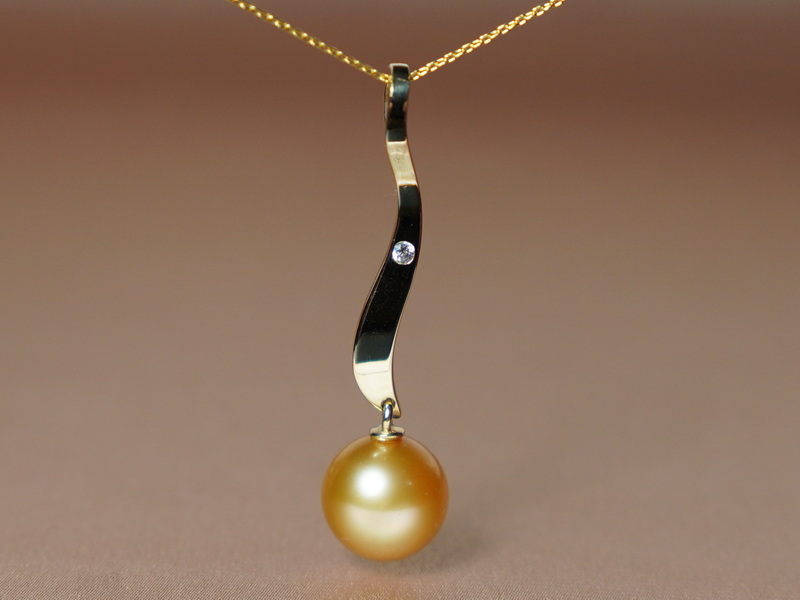 Zlatý přívěsek s perlou Jižního Pacifiku BC04YP-G Zlatý přívěsek s perlou Jižního Pacifiku BC04YP-G