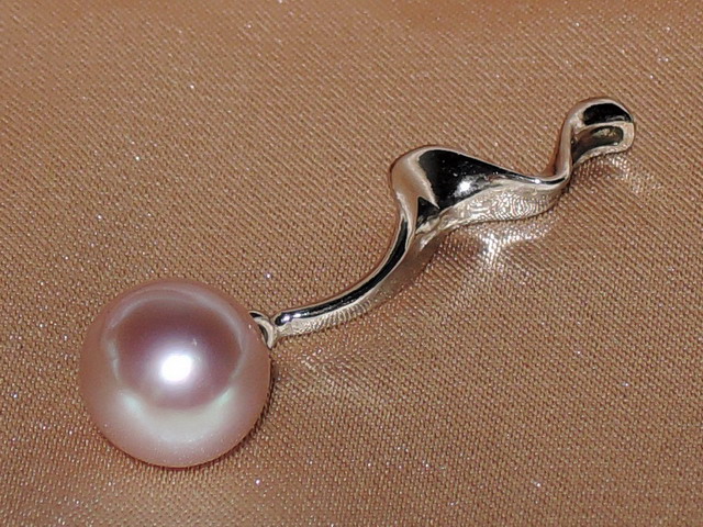 Přívěsek s perlou RwGPAAAlM Přívěsek s perlou RwGPAAAlM