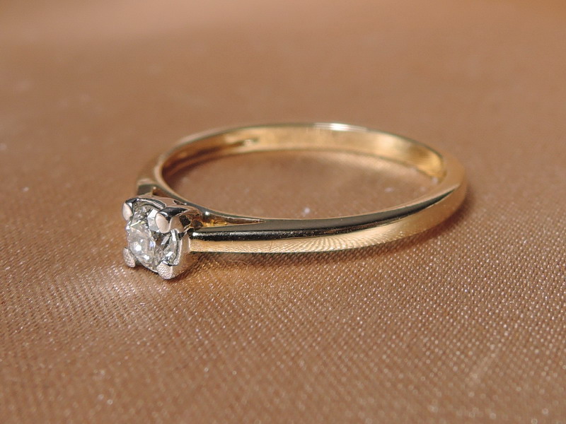 Prsten s diamantem M52215RJ Prsten s diamantem M52215RJ