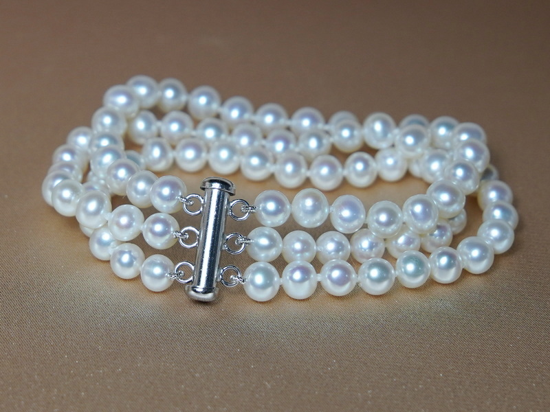 Třířadý perlový náramek TB6065AA+wT Třířadý perlový náramek TB6065AA+wT