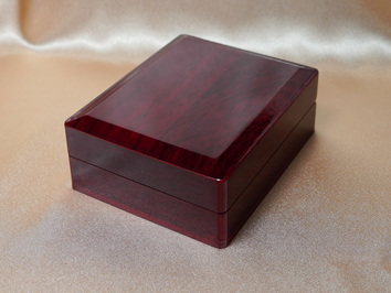 Dřevěná krabička na náhrdelník s perlou a přívěsek DK02X Dřevěná krabička na náhrdelník s perlou a přívěsek DK02X