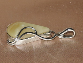 Jantarový přívěsek JP024AA Jantarový přívěsek JP024AA