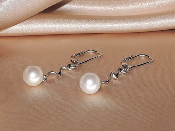 Zlaté visací náušnice s říční perlou FE002wM Zlaté visací náušnice s říční perlou FE002wM