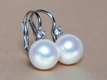 Zlaté náušnice 14K s japonskou akoya perlou a briliantem BC022WE-A Zlaté náušnice 14K s japonskou akoya perlou a briliantem BC022WE-A