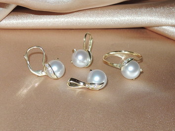 Set zlatých šperků s japonskými akoya perlami a brilianty BC05YS-A Set zlatých šperků s japonskými akoya perlami a brilianty BC05YS-A