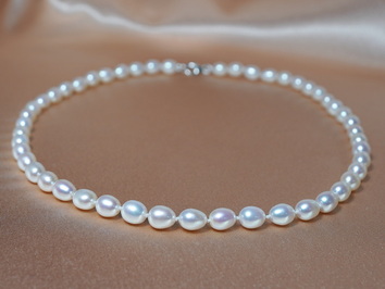 Perlový náhrdelník pravé oválné perly OSN06AA+wJ Perlový náhrdelník pravé oválné perly OSN06AA+wJ