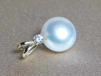 Přívěsek s perlou BC026WBP-W Přívěsek s perlou BC026WBP-W