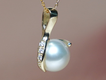 Přívěsek s perlou BC05YP-W Přívěsek s perlou BC05YP-W