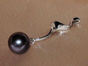 Přívěsek s perlou RwGPAAAbM Přívěsek s perlou RwGPAAAbM