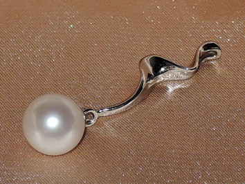 Přívěsek s perlou RwGPAAAwM Přívěsek s perlou RwGPAAAwM