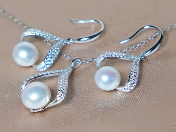 Set šperků ze stříbra se zirkony a bílými perlami PS444B Set šperků ze stříbra se zirkony a bílými perlami PS444B