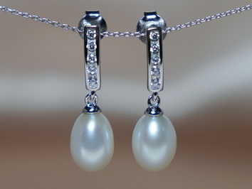 Stříbrné náušnice s perlou a zirkony napichovací PE777B