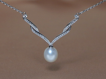 Stříbrný náhrdelník s pravou perlou a zirkony PN2040SH