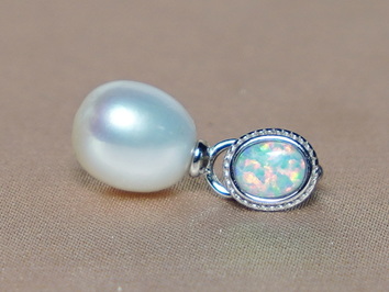 Stříbrný přívěsek s opálem a pravou perlou PP111B Stříbrný přívěsek s opálem a pravou perlou PP111B