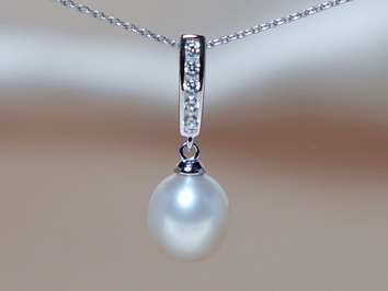 Stříbrný přívěsek s pravou perlou a zirkony PP777B