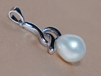 Stříbrný přívěsek se sladkovodní perlou PP2158SH
