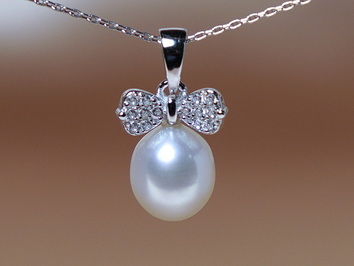 Stříbrný přívěsek se zirkony a sladkovodní perlou PP2312SH