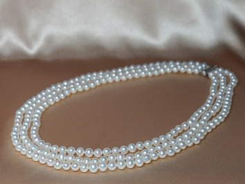 Třířadý perlový náhrdelník TN6065AA+wT Třířadý perlový náhrdelník TN6065AA+wT