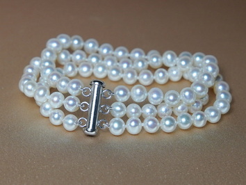 Třířadý perlový náramek TB6065AA+wT Třířadý perlový náramek TB6065AA+wT