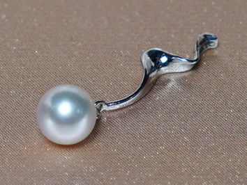 Zlatý přívěsek s japonskou akoya perlou AP002C Zlatý přívěsek s japonskou akoya perlou AP002C