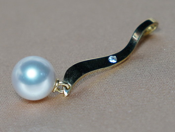 Zlatý přívěsek s perlou Jižního Pacifiku BC04YP-W Zlatý přívěsek s perlou Jižního Pacifiku BC04YP-W