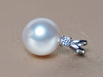 Zlatý přívěsek 14K s perlou Jižního Pacifiku s briliantem BC025WP-W Zlatý přívěsek 14K s perlou Jižního Pacifiku s briliantem BC025WP-W