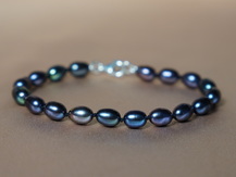 Perlový náramek v akci