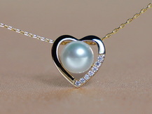  Zlatý přívěsek s perlou