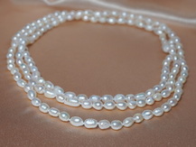 Dlouhý perlový náhrdelník