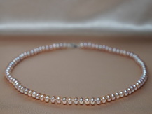 Perlový náhrdelník v akci