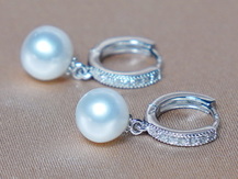 Stříbrné náušnice s perlou