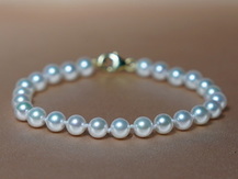 Perlový náramek ve zlatě