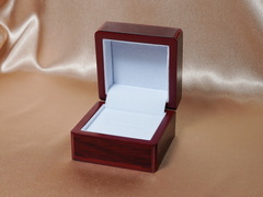 Dřevěná krabička na prsten a napichovací náušnice DK01X Drevená krabička na prsteň a napichovacie náušnice DK01X-1.JPG DK01X