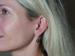 Náušnice s tahitskými perlami ve 14K zlatě WW06WVE-T Náušnice s tahitskými perlami AAA v 14K zlate WW06WVE-T.3.JPG WW06WVE-T