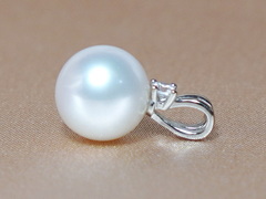 Zlatý přívěsek 14K s akoya perlou a briliantem BC025WP-A Prívesok s perlou BC025WP-A.1.jpg BC025WP-A