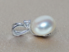 Přívěsek s perlou BC026SBP-W Prívesok s perlou BC026SBP-W.1.JPG BC026SBP-W