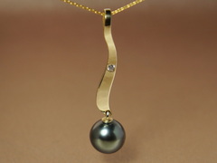 Zlatý set šperků s tahitskými perlami a brilianty BC04YS-T Prívesok s tahitskou perlou BC04YP-T.JPG BC04YS-T
