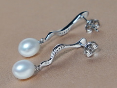 Stříbrné náušnice s říčními perlami a zirkony PE2379SH Strieborné náušnice s riečnymi perlami a zirkónmi PE2379SH.2.JPG PE2379SH