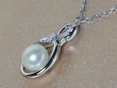 Strieborný náhrdelník labuť so zirkónmi a sladkovodnou perlou PN555B.1.JPG PN555B