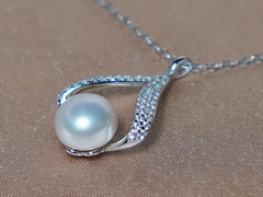 Strieborný náhrdelník s pravou perlou a zirkónmi PN444B.1.JPG PN444B