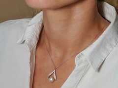 Strieborný náhrdelník s pravou perlou a zirkónmi PN444B.3.JPG PN444B