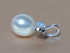 Strieborný prívesok so zirkónmi a sladkovodnou perlou PP2312SH.1.JPG PP2312SH