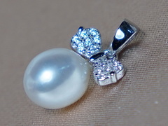 Strieborný prívesok so zirkónmi a sladkovodnou perlou PP2312SH.2.JPG PS2312SH