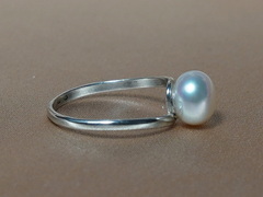 Prsten s perlou BC028SBR-W Strieborný prsteň s pravou sladkovodnou perlou BC028SBR-W_1.JPG BC028SBR-W