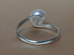 Prsten s perlou BC028SBR-W Strieborný prsteň s pravou sladkovodnou perlou BC028SBR-W_2.JPG BC028SBR-W