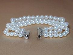 Třířadý perlový náramek TB6065AA+wT Trojradový perlový náramok TB6065AA+wT.1.JPG TB6065AA+wT