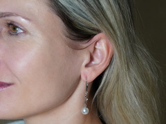 Zlaté visací náušnice s říční perlou FE002wM Zlaté náušnice 14 K s pravou bielou perlou.JPG FE002wM