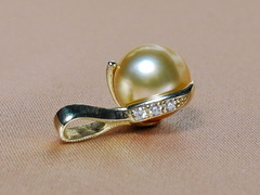 Zlatý přívěsek 14K s perlou Jižního Pacifiku a brilianty BC05YP-G Zlatý prívesok s juhomorskou perlou BC05YP-G-1.JPG BC05YP-G